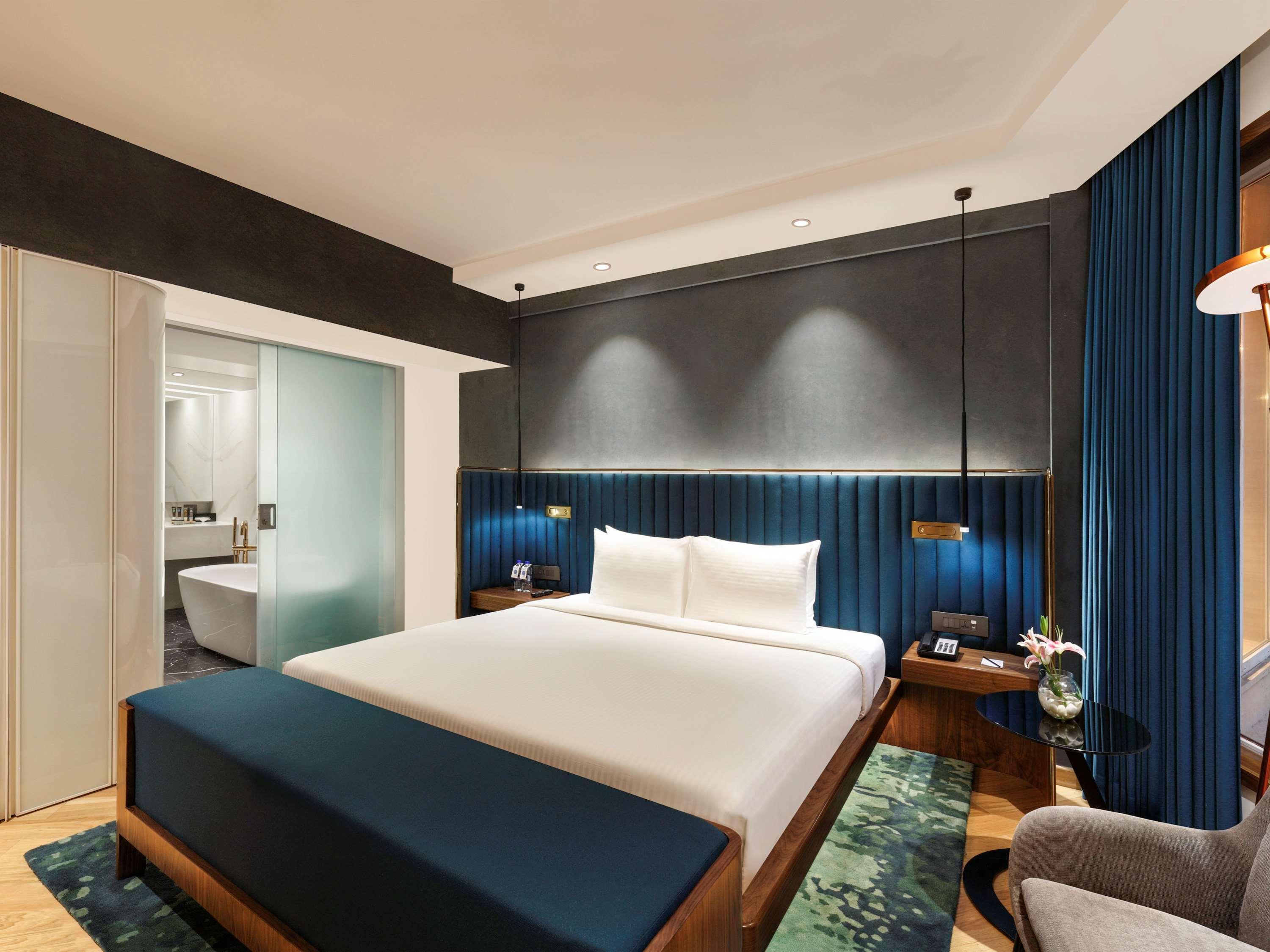 Novotel Mumbai Juhu Beach Bagian luar foto A bedroom at the hotel