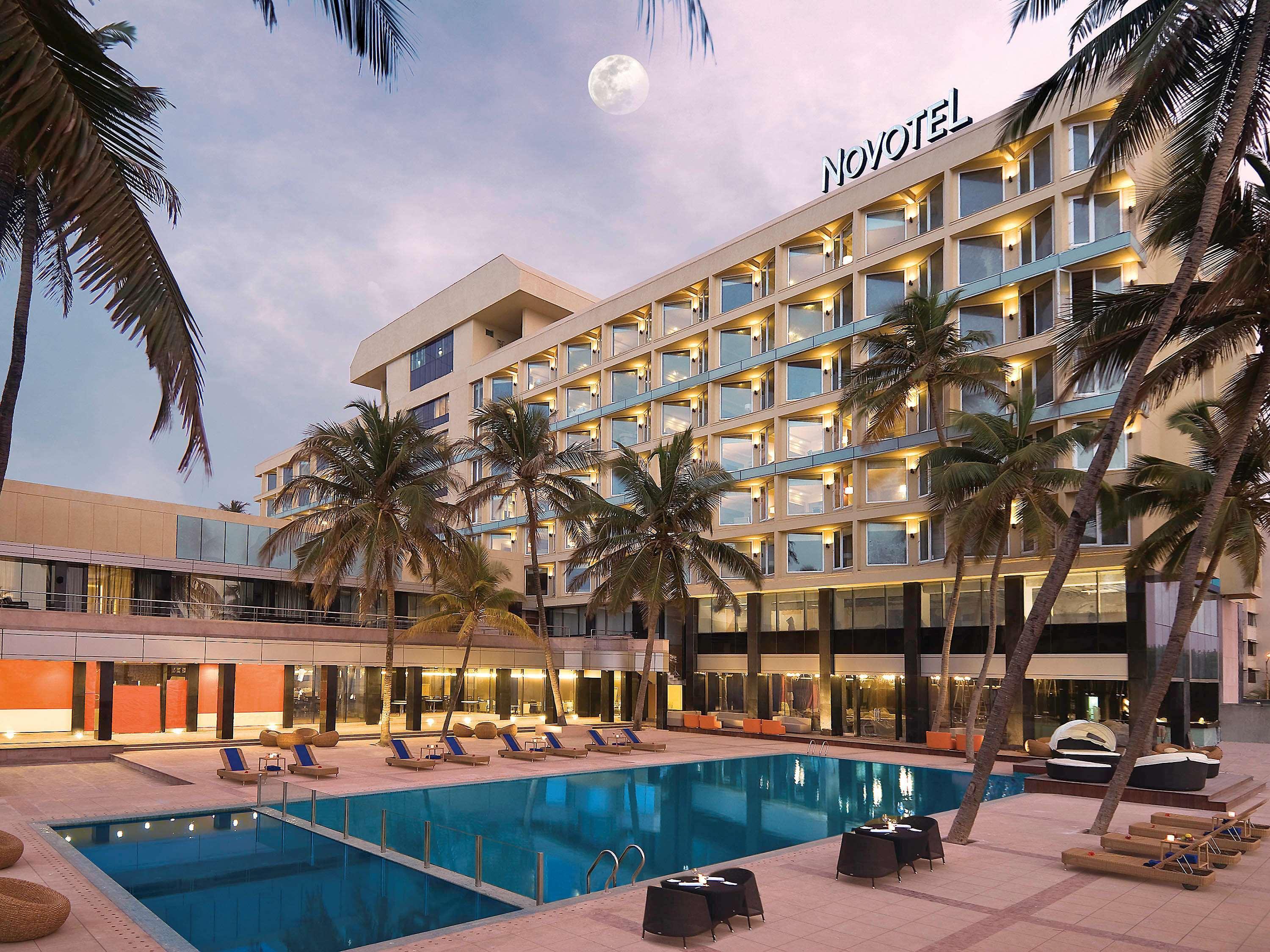 Novotel Mumbai Juhu Beach Bagian luar foto The hotel's pool