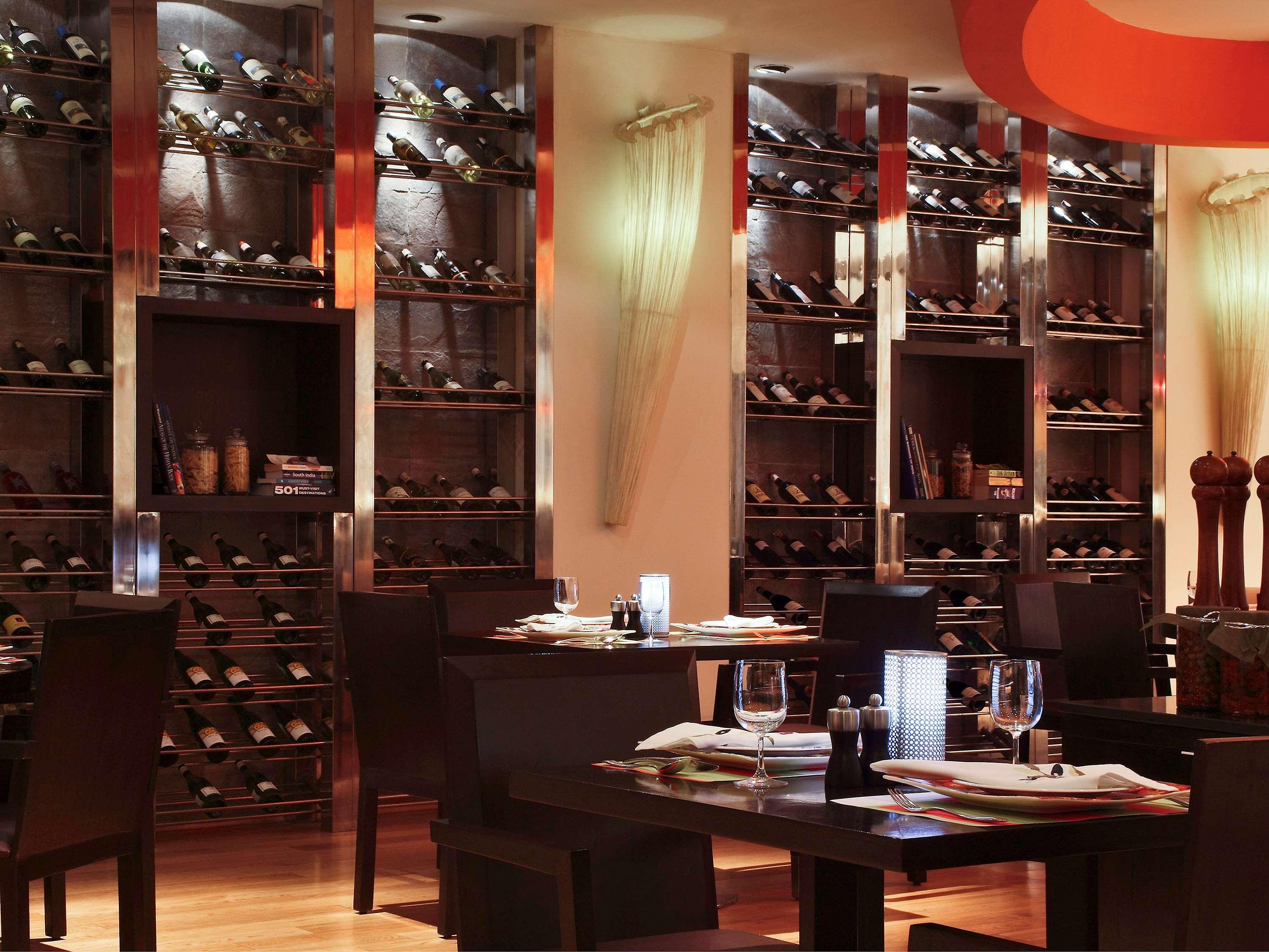 Novotel Mumbai Juhu Beach Bagian luar foto The interior of the restaurant