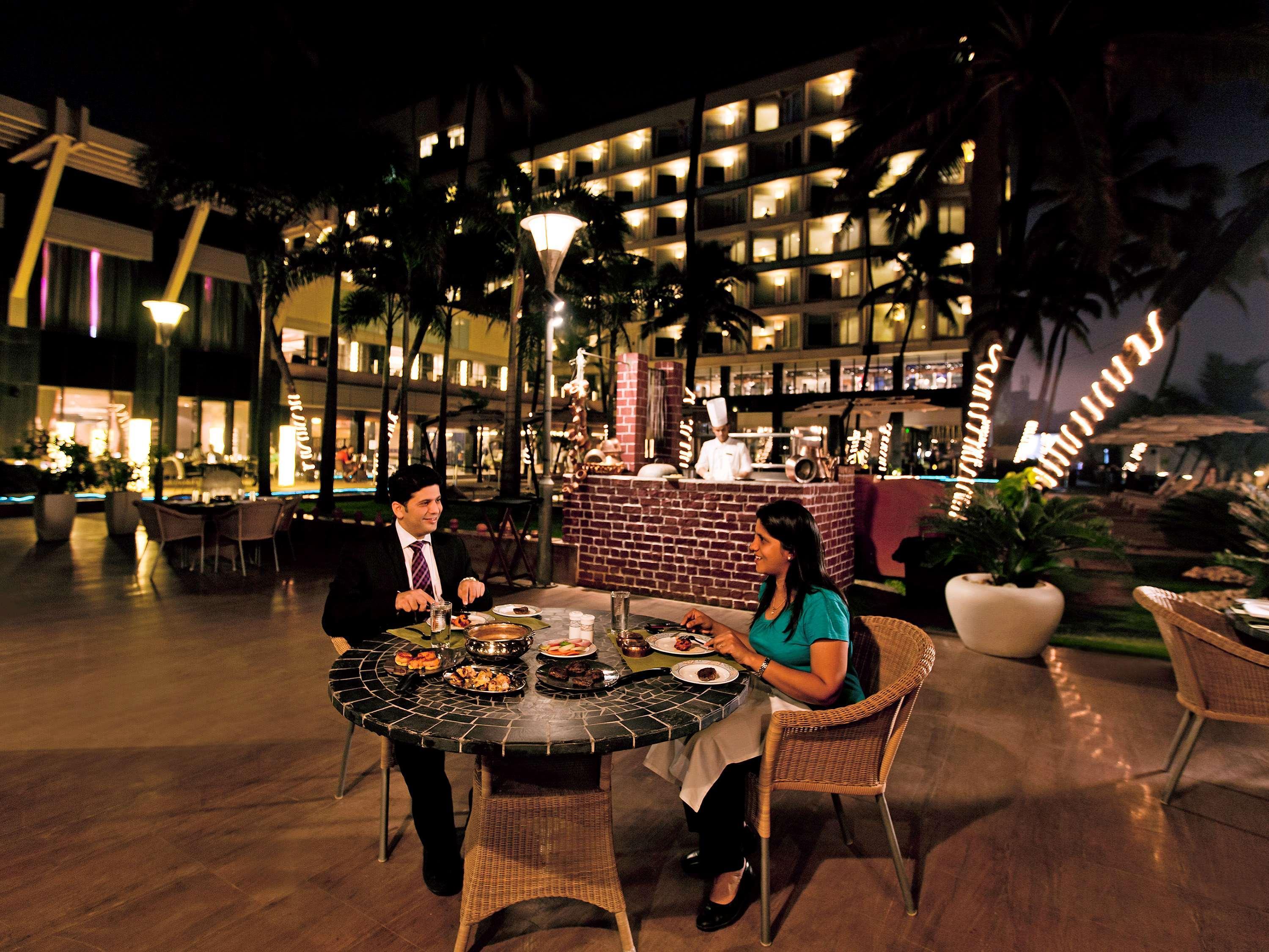 Novotel Mumbai Juhu Beach Bagian luar foto The Royal Bar
