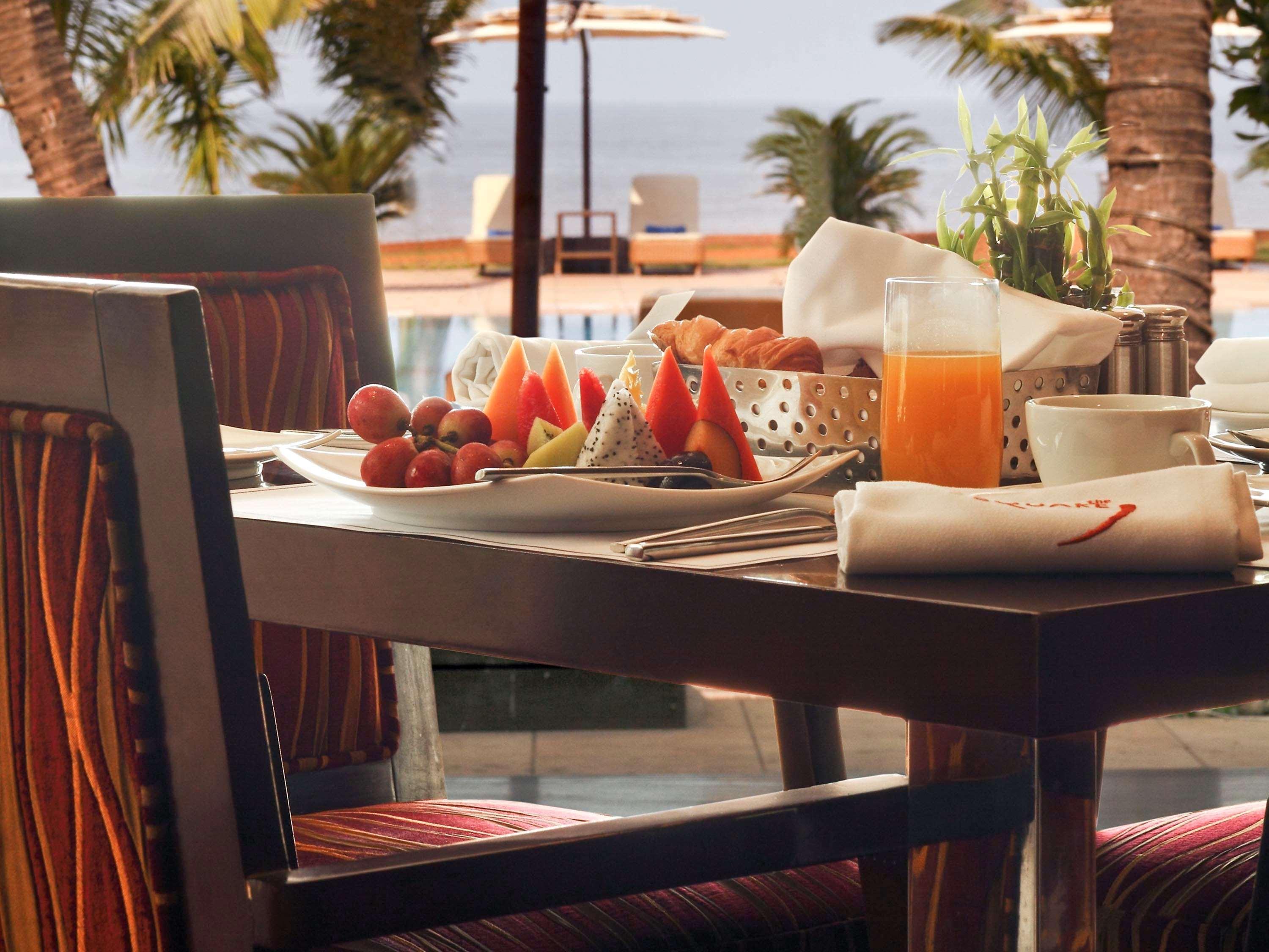 Novotel Mumbai Juhu Beach Bagian luar foto A Christmas cracker on a table laid for breakfast