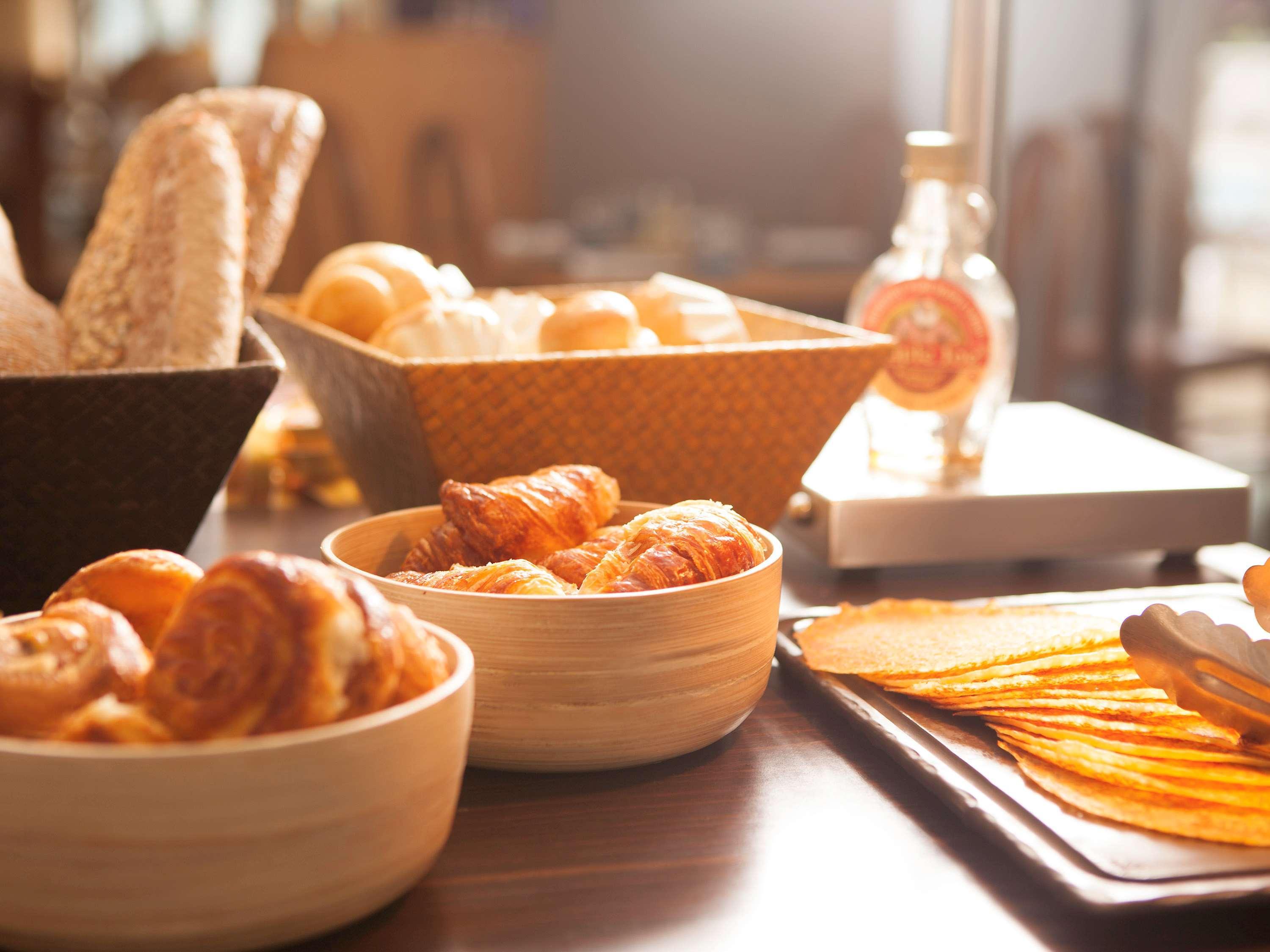 Novotel Mumbai Juhu Beach Bagian luar foto A selection of breads and pastries