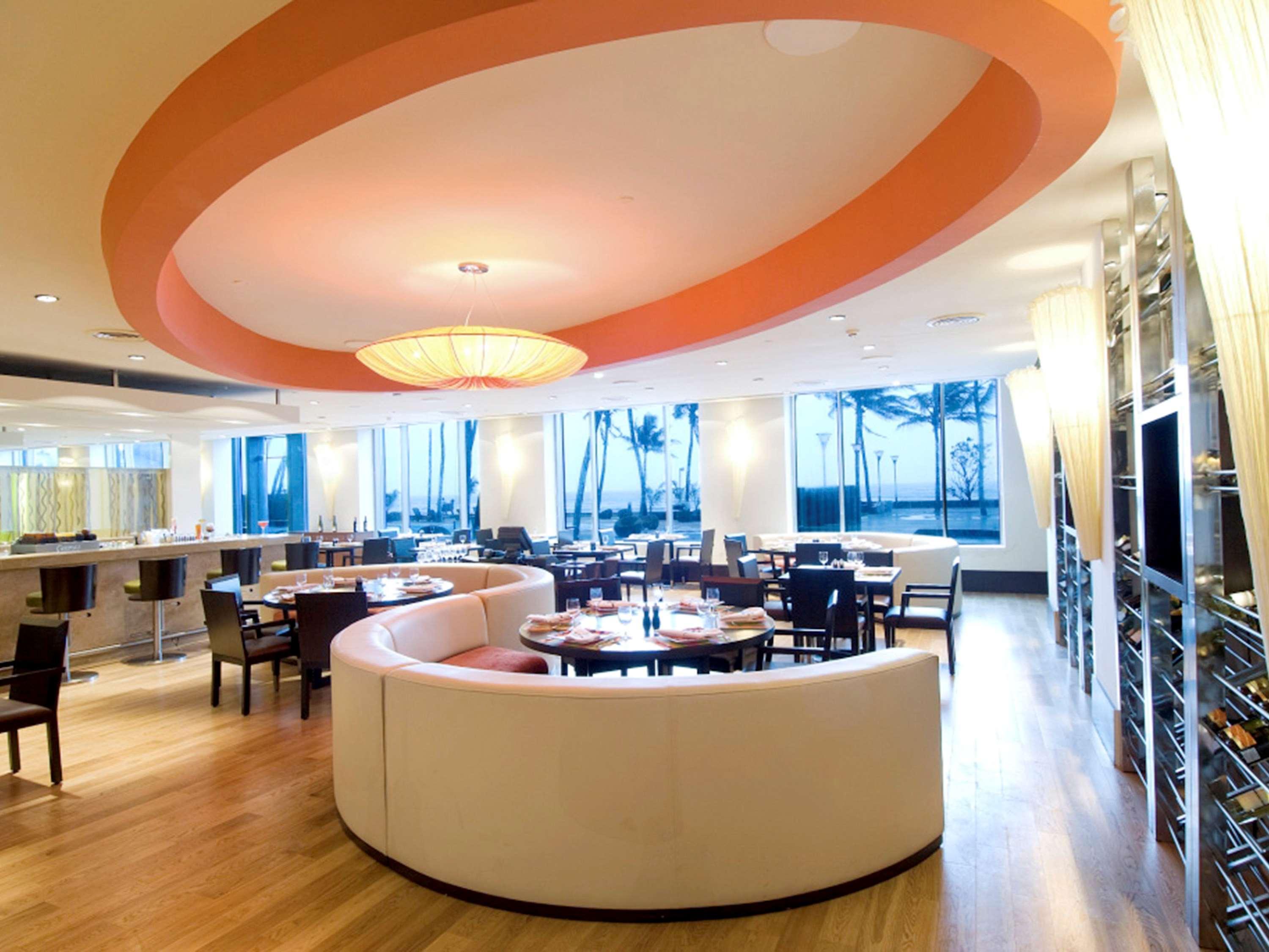 Novotel Mumbai Juhu Beach Bagian luar foto The restaurant
