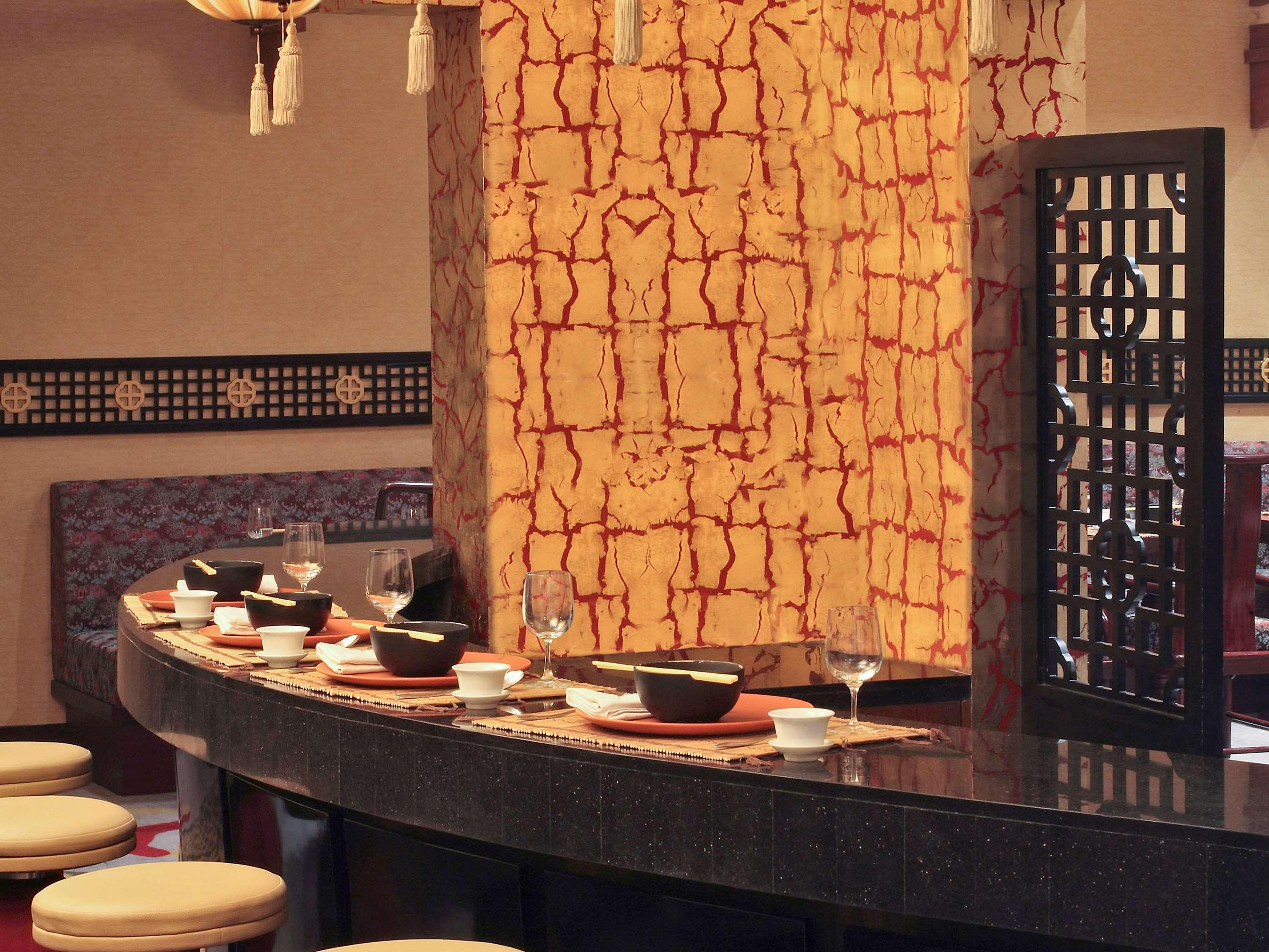 Novotel Mumbai Juhu Beach Bagian luar foto The sushi bar at the restaurant