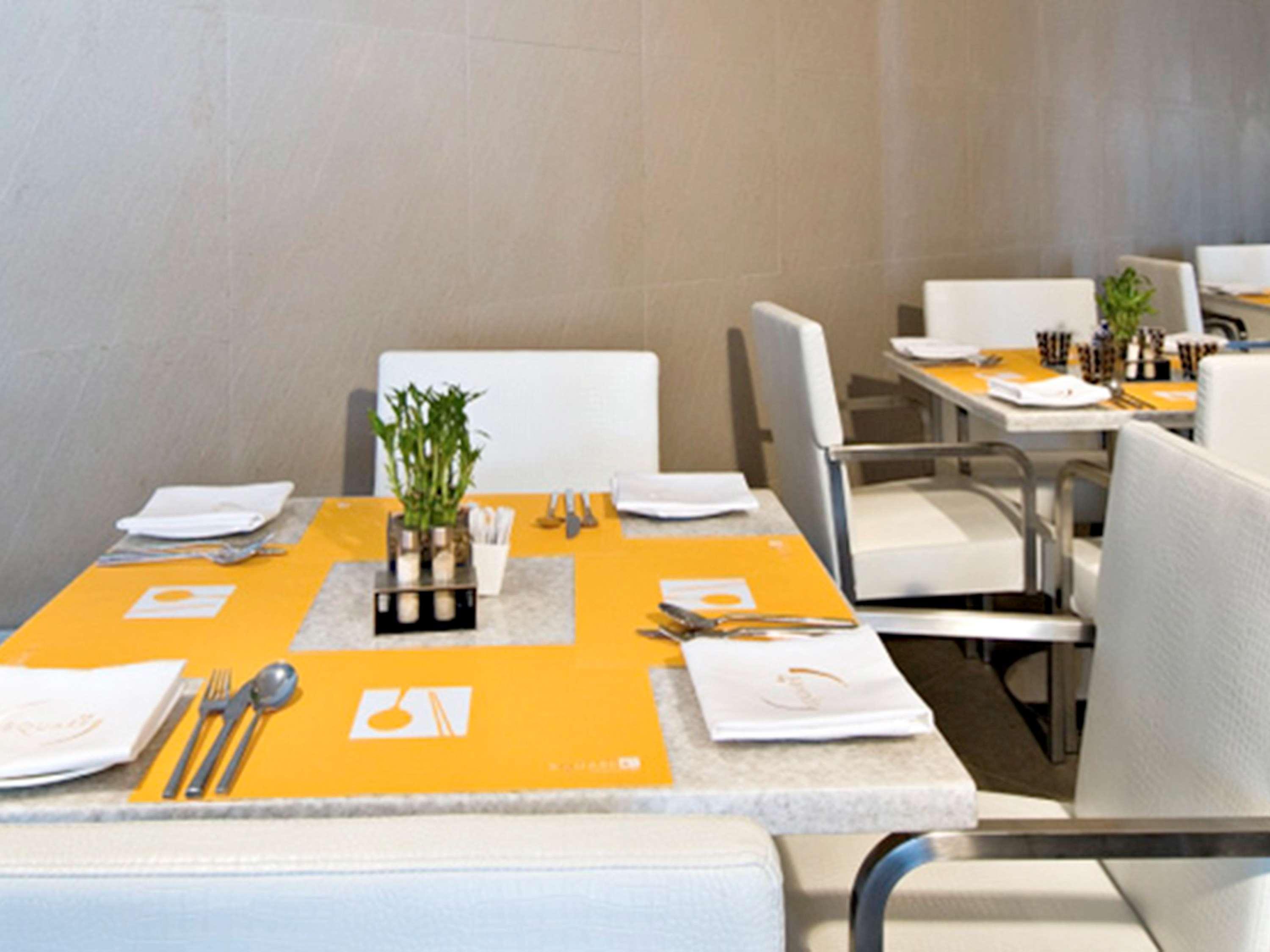 Novotel Mumbai Juhu Beach Bagian luar foto Restaurant