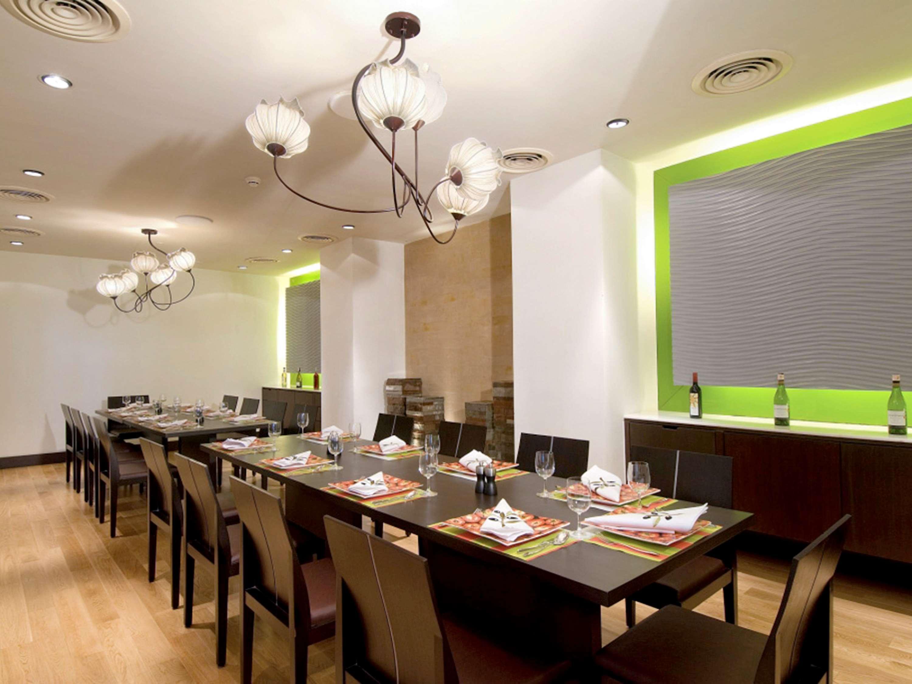 Novotel Mumbai Juhu Beach Bagian luar foto The private dining room at the restaurant